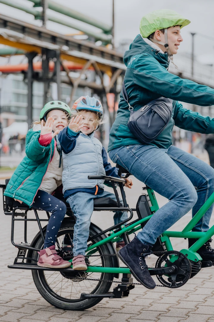 veloe vélo cargo longtail maman enfants ville transport courses école casque Bosch Shimano